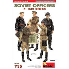 MiniArt Soviet Officers at Field Briefing 1/35